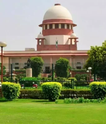 सुप्रीम कोर्ट का बड़ा आदेश: नसबंदी और टीकाकरण के बाद आवारा कुत्तों को छोड़ा जाएगा वापस, सार्वजनिक स्थानों पर खिलाने पर रोक