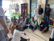 स्कूल में प्रवेश न मिलने पर किसानों का विरोध, डीपीएस बिजनौर में धरना प्रदर्शन