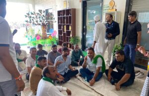 स्कूल में प्रवेश न मिलने पर किसानों का विरोध, डीपीएस बिजनौर में धरना प्रदर्शन