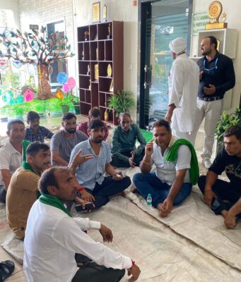 स्कूल में प्रवेश न मिलने पर किसानों का विरोध, डीपीएस बिजनौर में धरना प्रदर्शन