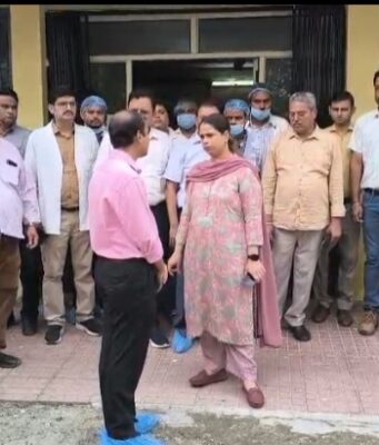 जिलाधिकारी जसजीत कौर ने किया जिला अस्पताल का औचक निरीक्षण, कई खामियां हुई उजागर