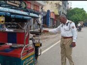 बिजनौर: धामपुर में TSI अरविंद तिवारी का साहसिक कार्य, वायरल हुआ वीडियो