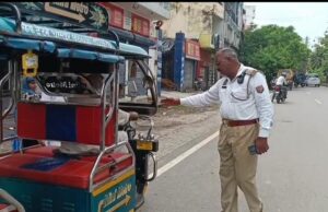 बिजनौर: धामपुर में TSI अरविंद तिवारी का साहसिक कार्य, वायरल हुआ वीडियो