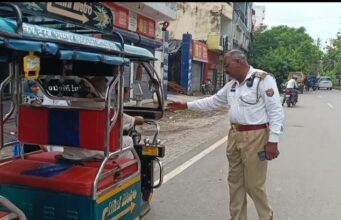 बिजनौर: धामपुर में TSI अरविंद तिवारी का साहसिक कार्य, वायरल हुआ वीडियो