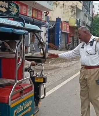 बिजनौर: धामपुर में TSI अरविंद तिवारी का साहसिक कार्य, वायरल हुआ वीडियो