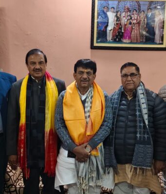 वरिष्ठ भाजपा नेता पंडित पुनीत वशिष्ठ जी के आवास पर पूर्व केंद्रीय मंत्री भारत सरकार डॉ महेश शर्मा जी का भव्य स्वागत किया